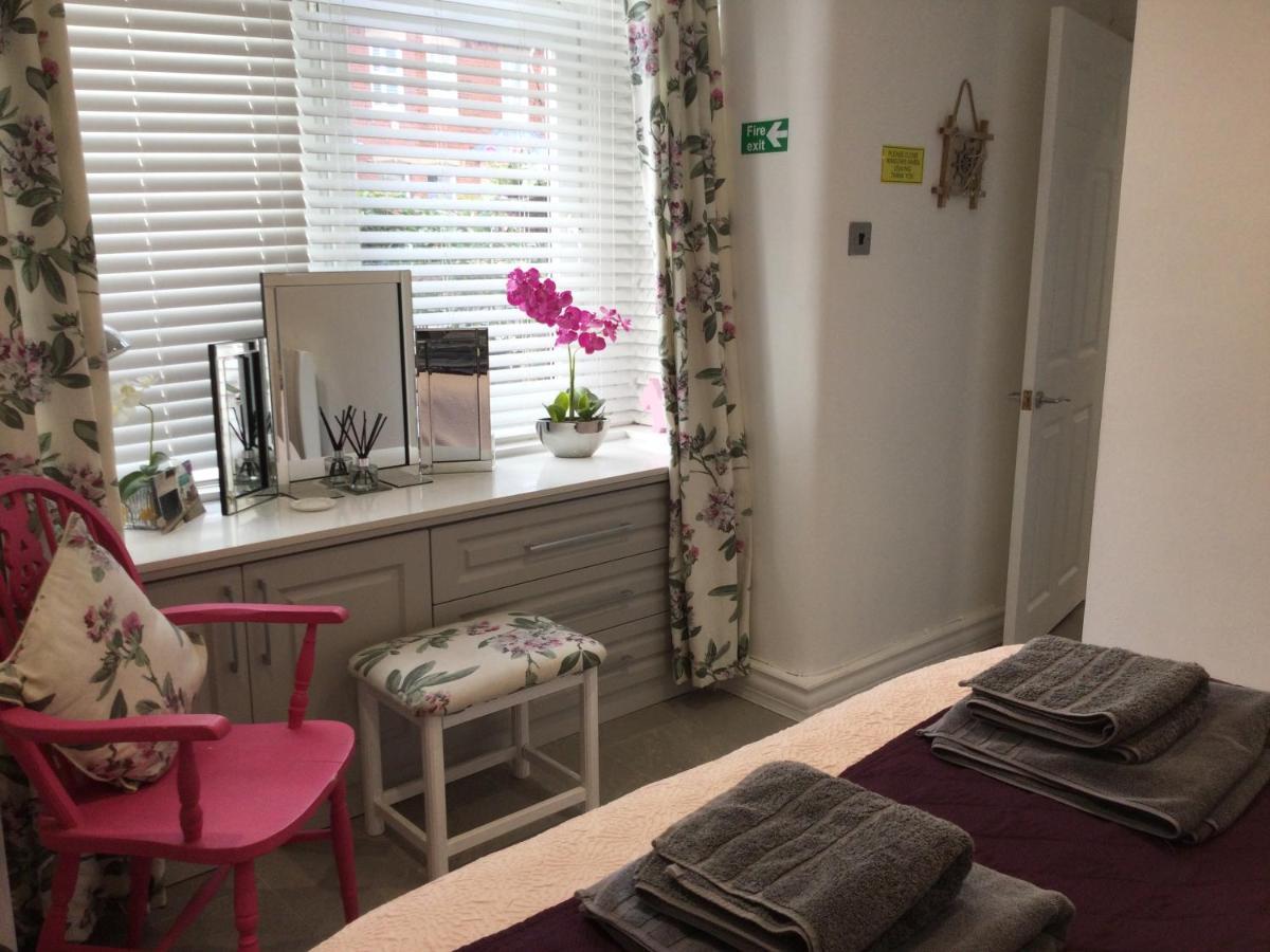 Leafy Lytham Central Lovely Ground Floor 1 Bedroom Apartment With Private Garden In Lytham Dog Friendly Lytham St Annes Kültér fotó